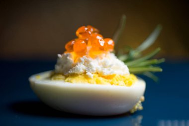 Kırmızı havyarlı yumurta ve peynir en iyi yemek Paskalya için fast food.