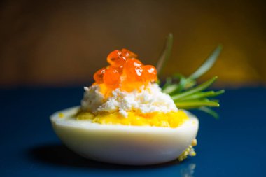 Kırmızı havyarlı yumurta ve peynir en iyi yemek Paskalya için fast food.