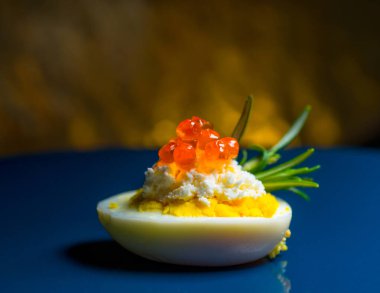 Kırmızı havyarlı yumurta ve peynir en iyi yemek Paskalya için fast food.