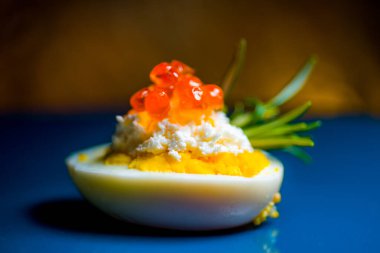 Kırmızı havyarlı yumurta ve peynir en iyi yemek Paskalya için fast food.