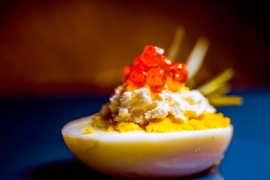 Kırmızı havyarlı yumurta ve peynir en iyi yemek Paskalya için fast food.