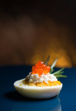 Kırmızı havyarlı yumurta ve peynir en iyi yemek Paskalya için fast food.