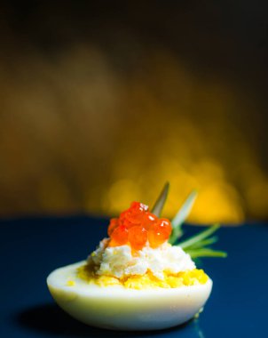 Kırmızı havyarlı yumurta ve peynir en iyi yemek Paskalya için fast food.