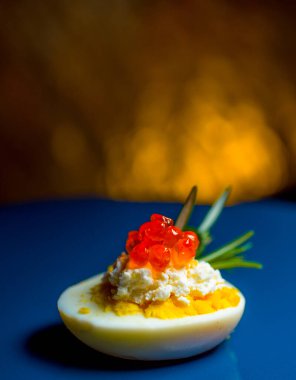 Kırmızı havyarlı yumurta ve peynir en iyi yemek Paskalya için fast food.