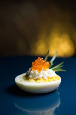 Kırmızı havyarlı yumurta ve peynir en iyi yemek Paskalya için fast food.