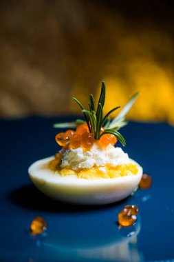 Kırmızı havyarlı yumurta en iyi yemek fast food fast food paskalya yemeği