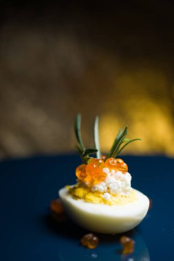 Kırmızı havyarlı yumurta ve peynir en iyi yemek Paskalya için fast food.