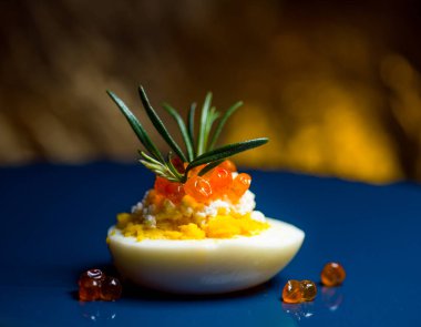 Kırmızı havyarlı yumurta en iyi yemek fast food fast food paskalya yemeği