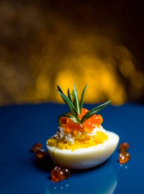 Kırmızı havyarlı yumurta ve peynir en iyi yemek Paskalya için fast food.