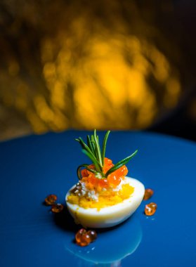 Kırmızı havyarlı yumurta ve peynir en iyi yemek Paskalya için fast food.