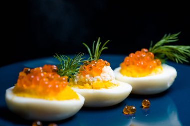 Kırmızı havyarla doldurulmuş yumurtalar lezzetli ve sağlıklıdır.