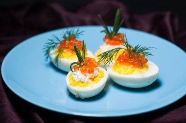 Kırmızı havyarla doldurulmuş yumurtalar lezzetli ve sağlıklıdır.