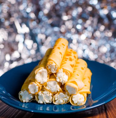 Shrovetide tatili için mavi tabakta Philadelphia peynirli gözleme. Çok sağlıklı ve lezzetli.