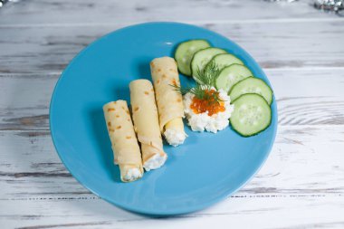 Shrovetide için Philadelphia peynirli gözleme ve kırmızı havyar çok sağlıklı ve lezzetli bir yemektir.