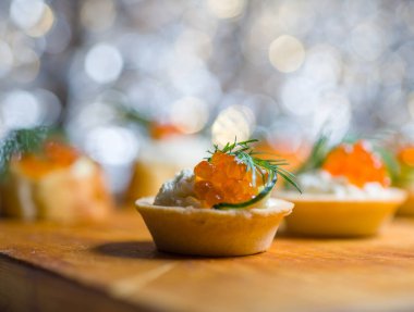 Kırmızı havyarlı baget bruschetta ve Philadelphia peyniri. Tatil için sağlıklı yemekler.