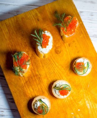 Kırmızı havyarlı baget bruschetta ve Philadelphia peyniri. Tatil için sağlıklı yemekler.