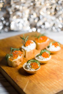 Kırmızı havyarlı baget bruschetta ve Philadelphia peyniri. Tatil için sağlıklı yemekler.
