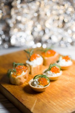 Kırmızı havyarlı baget bruschetta ve Philadelphia peyniri. Tatil için sağlıklı yemekler.