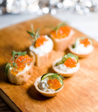 Kırmızı havyarlı baget bruschetta ve Philadelphia peyniri. Tatil için sağlıklı yemekler.