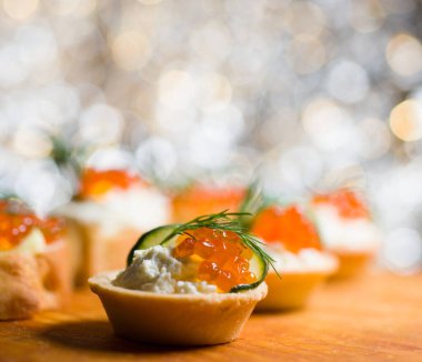 Kırmızı havyarlı baget bruschetta ve Philadelphia peyniri. Tatil için sağlıklı yemekler.