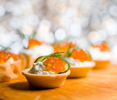 Kırmızı havyarlı baget bruschetta ve Philadelphia peyniri. Tatil için sağlıklı yemekler.