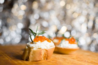 Kırmızı havyarlı baget bruschetta ve Philadelphia peyniri. Tatil için sağlıklı yemekler.