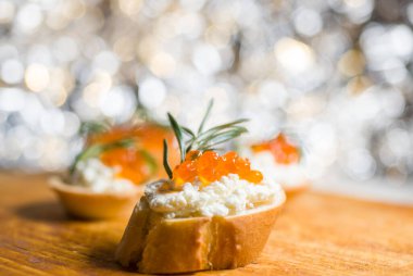 Kırmızı havyarlı baget bruschetta ve Philadelphia peyniri. Tatil için sağlıklı yemekler.