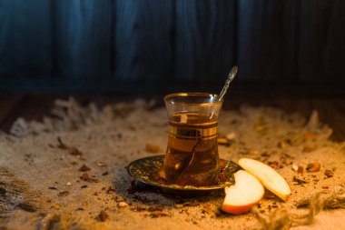 Elmalı Türk çayı, oryantal temayı ılık soğuk ışıkta dilimledi