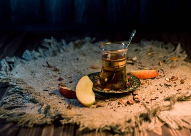 Elmalı Türk çayı, oryantal temayı ılık soğuk ışıkta dilimledi