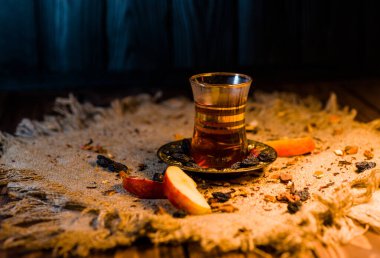 Elmalı Türk çayı, oryantal temayı ılık soğuk ışıkta dilimledi