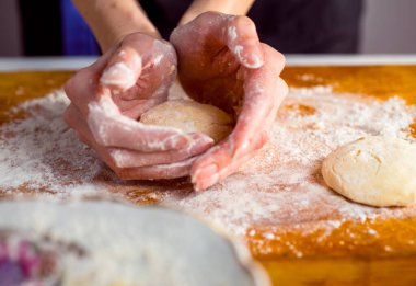 Cheesecake ve güzel narin kadın elleriyle süzme peynirli gözleme.