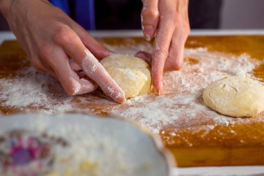 Cheesecake ve güzel narin kadın elleriyle süzme peynirli gözleme.