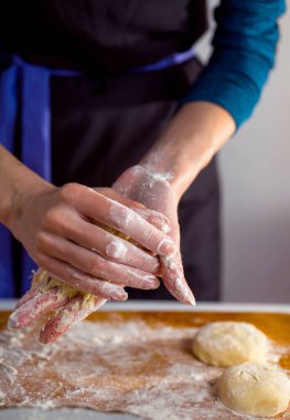 Cheesecake ve güzel narin kadın elleriyle süzme peynirli gözleme.