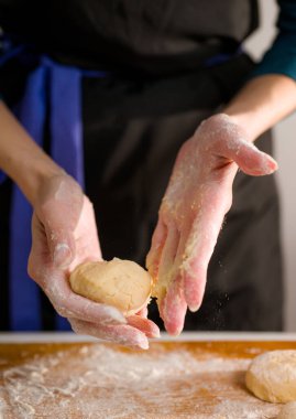 Cheesecake ve güzel narin kadın elleriyle süzme peynirli gözleme.