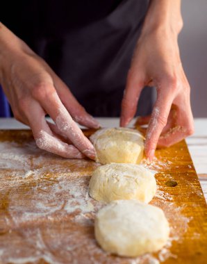 Cheesecake ve güzel narin kadın elleriyle, unlu süzme peynirli gözleme.