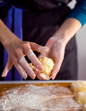 Cheesecake ve güzel narin kadın elleriyle, unlu süzme peynirli gözleme.