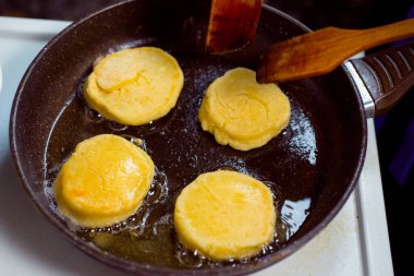 Süzme peynirle doldurulmuş lezzetli doğal yumurtayla küçük krepler pişirip, tavada kızartıp, tabakta servis etmek.