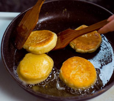 Süzme peynirle doldurulmuş lezzetli doğal yumurtayla küçük krepler pişirip, tavada kızartıp, tabakta servis etmek.