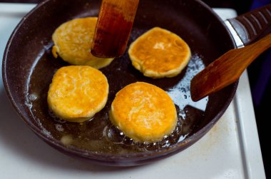 Süzme peynirle doldurulmuş lezzetli doğal yumurtayla küçük krepler pişirip, tavada kızartıp, tabakta servis etmek.