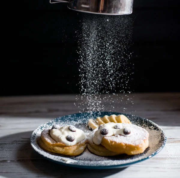 Pudra Şekeri Serpilmiş Küçük Krepler Peynirli Kakaolu Krepler Ekşi Krema — Stok fotoğraf