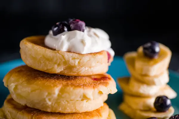 Pequeño Panqueque Grueso Con Bayas Crema Agria Hermoso Plato Azul — Foto de Stock