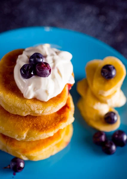 Pequeño Panqueque Grueso Con Bayas Crema Agria Hermoso Plato Azul — Foto de Stock