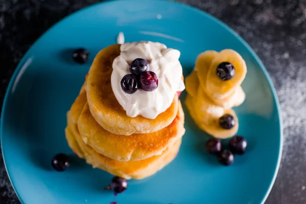 Pequeño Panqueque Grueso Con Bayas Crema Agria Hermoso Plato Azul — Foto de Stock