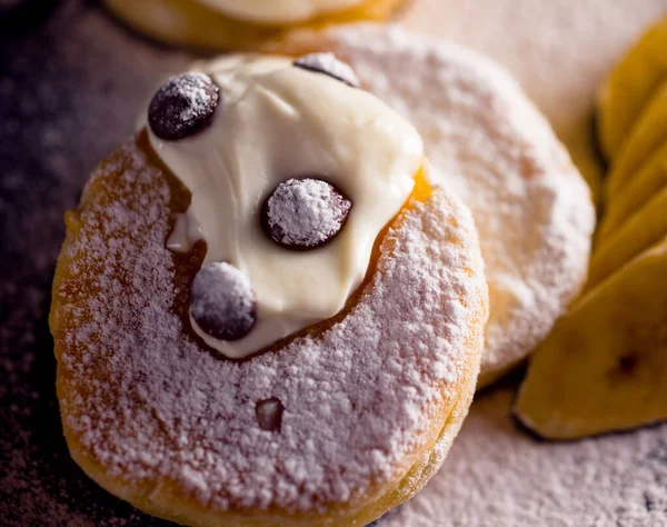 Kleine Dicke Pfannkuchen Mit Puderzucker Bestreut Mit Banane Und Schokolade — Stockfoto