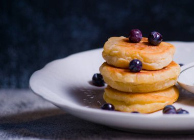 Krep küçük peynirli kekler lezzetli ekşi krema ve çikolatalı güzel bir tabakta böğürtlenlerle