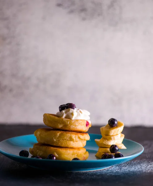 Panqueques Pequeños Pasteles Queso Son Deliciosos Con Bayas Hermoso Plato — Foto de Stock