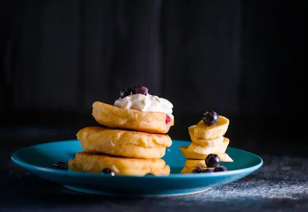 Panqueques Pequeños Pasteles Queso Son Deliciosos Con Bayas Hermoso Plato — Foto de Stock