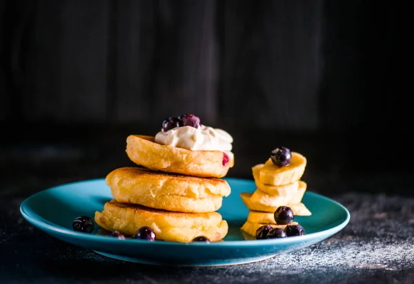 Panqueques Pequeños Pasteles Queso Son Deliciosos Con Bayas Hermoso Plato — Foto de Stock