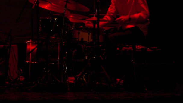 Drummer Man / Drum Set / Tocando la batería. Baterista de jazz tocando en el escenario — Vídeo de stock