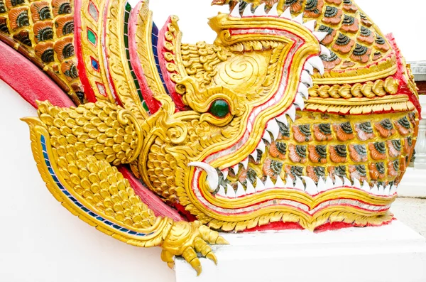 Thailändsk konst visar av traditionella naga skulpterade, Thailand — Stockfoto